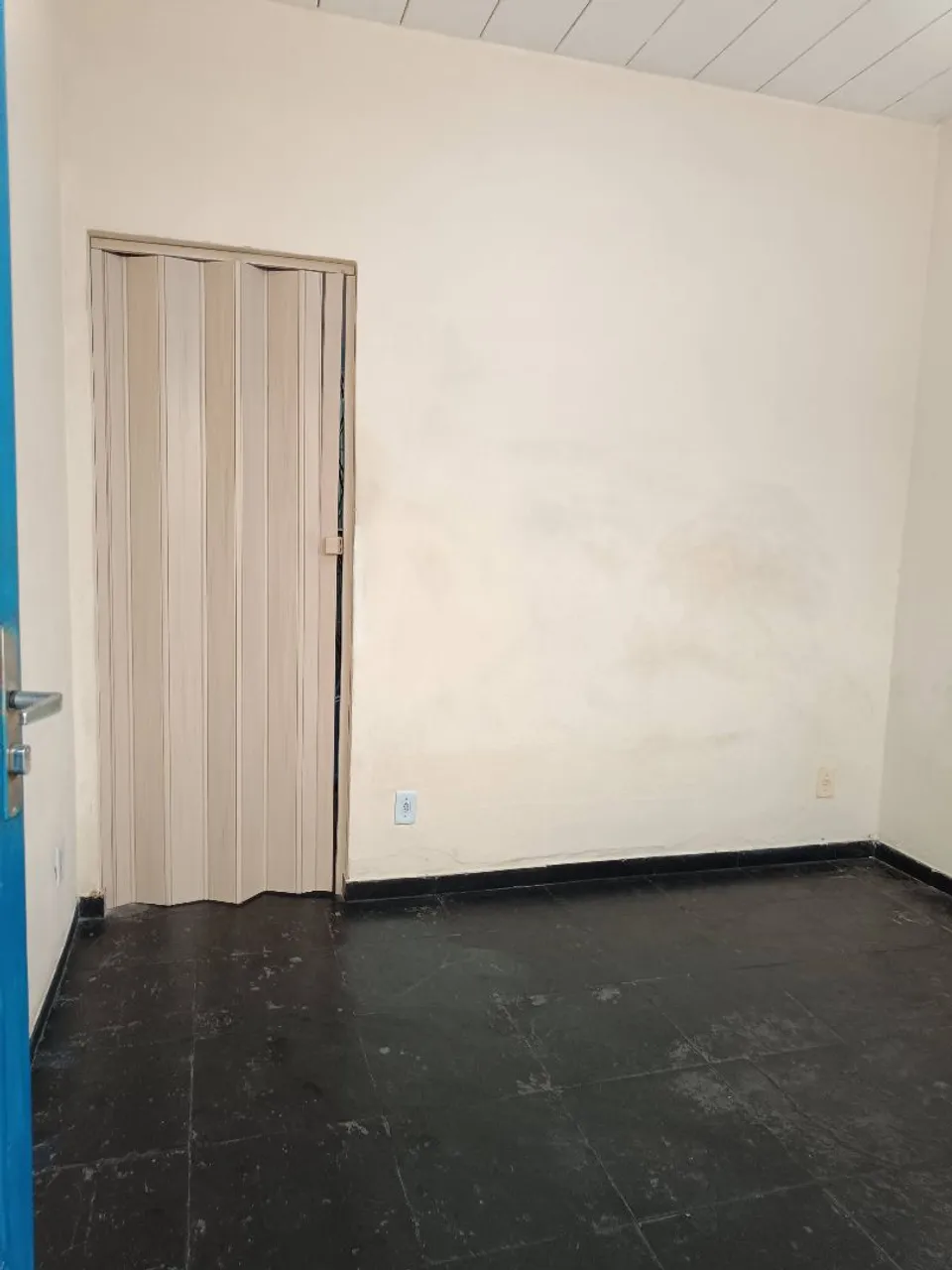Unfurnished studio with a gas stove and laundry area — photo 12