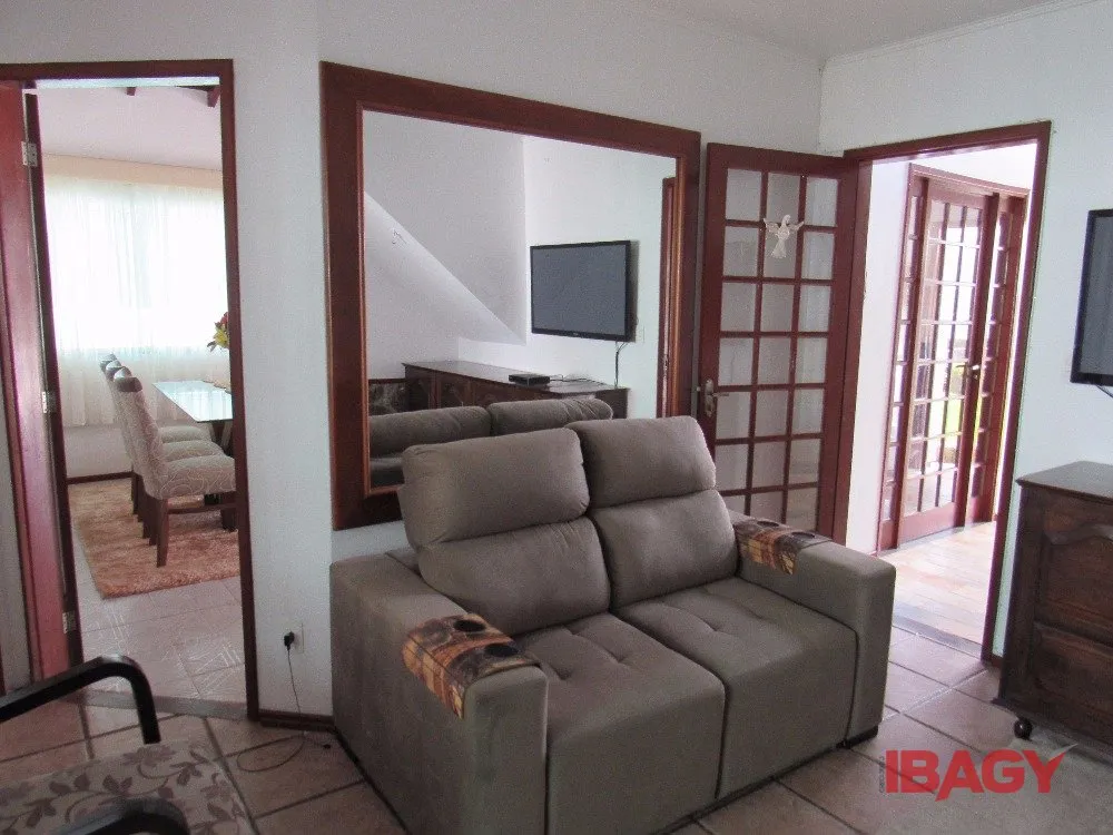 House with 4 bedrooms and 380 m², 2 parking spots — photo 39