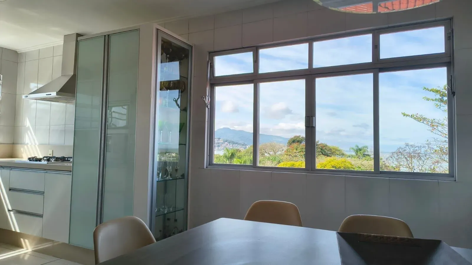 2-bedroom house with a water view in Florianópolis — photo 2