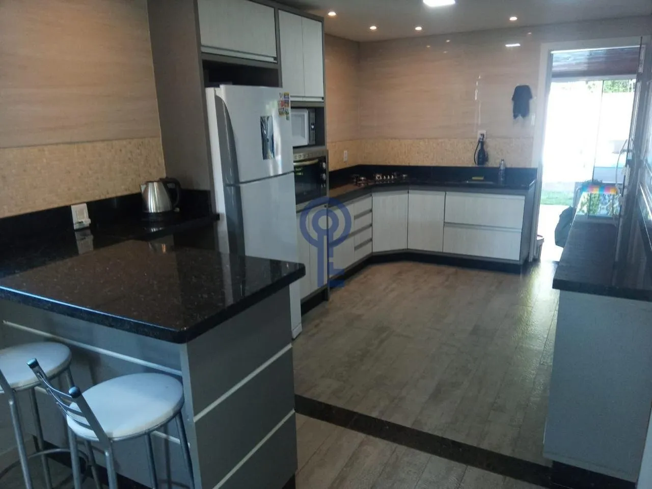 3 en-suite bedrooms in a 240 m² house with balcony — photo 2