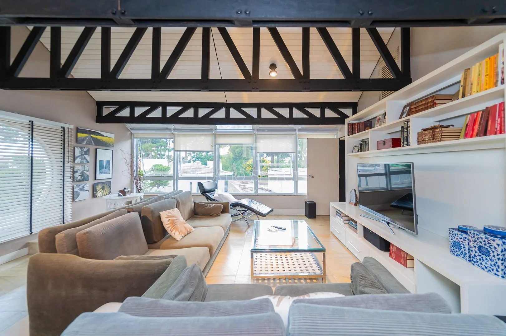 Floor-to-ceiling windows in a 6-bedroom house, 763 m² — photo 117