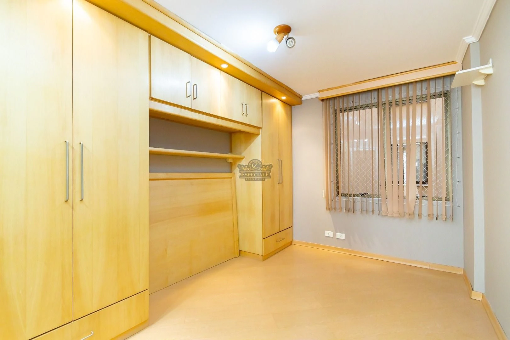Wood or laminate floors in a 3-bedroom apartment, 86 m² — photo 24
