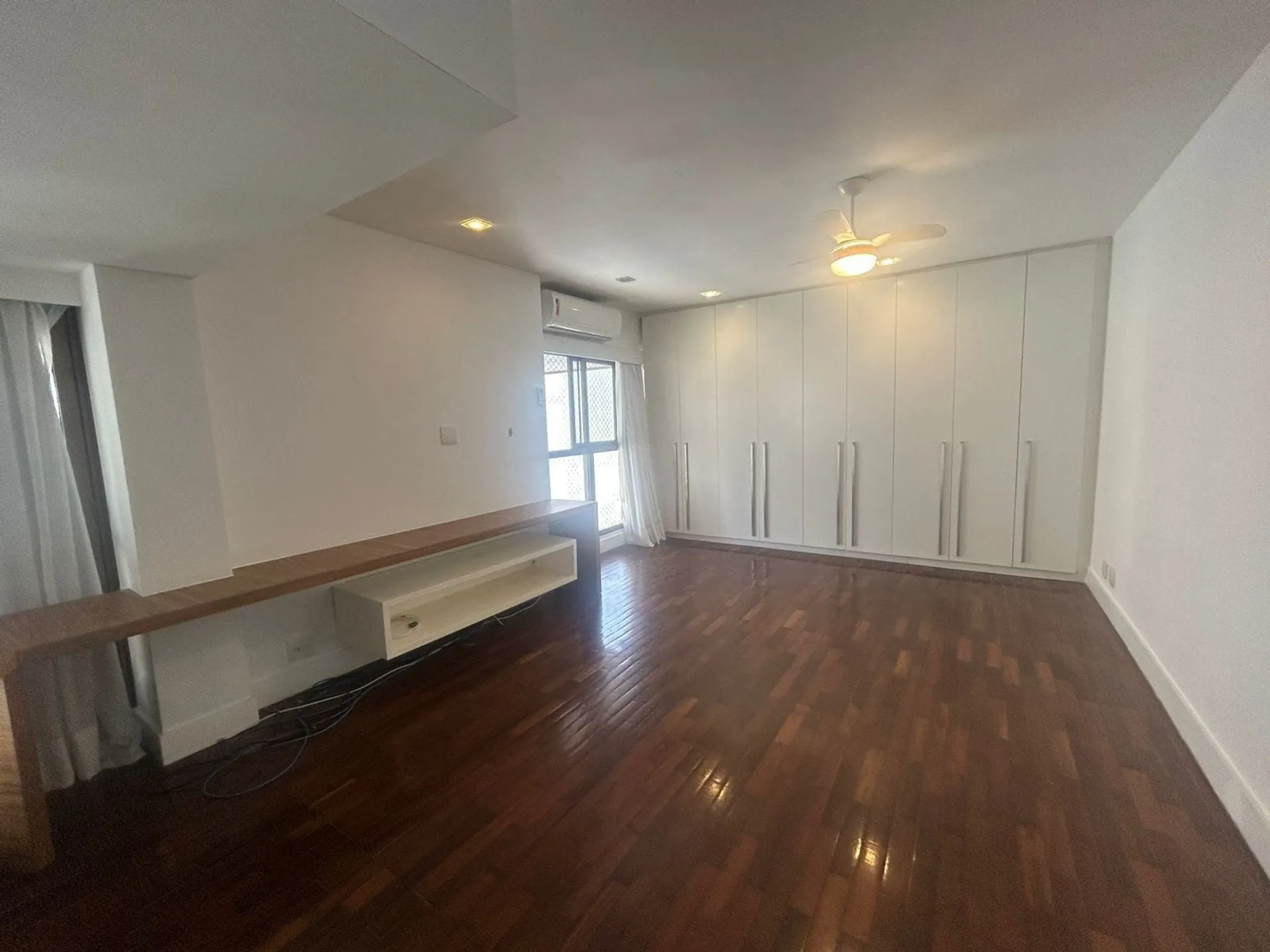 Apartment with 4 bedrooms and an enclosed balcony — photo 46