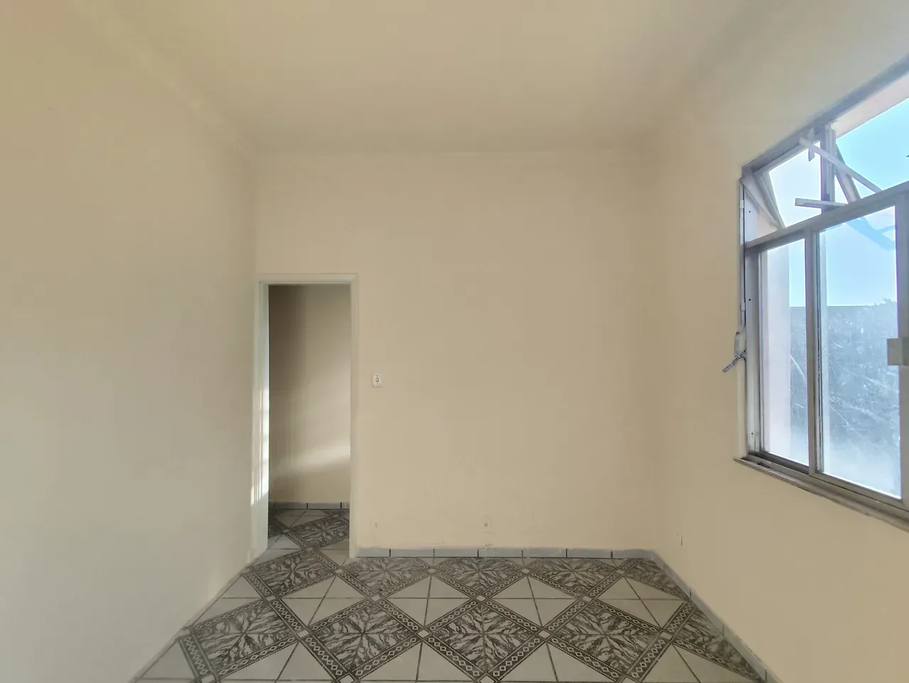 Unfurnished apartment with 3 bedrooms and 1 bathroom — photo 10