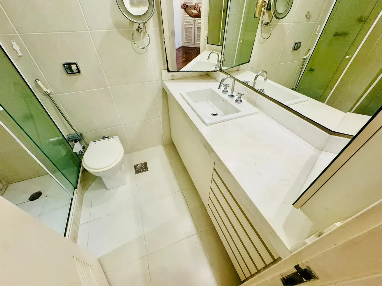 4-bedroom apartment with wood or laminate floors — photo 50