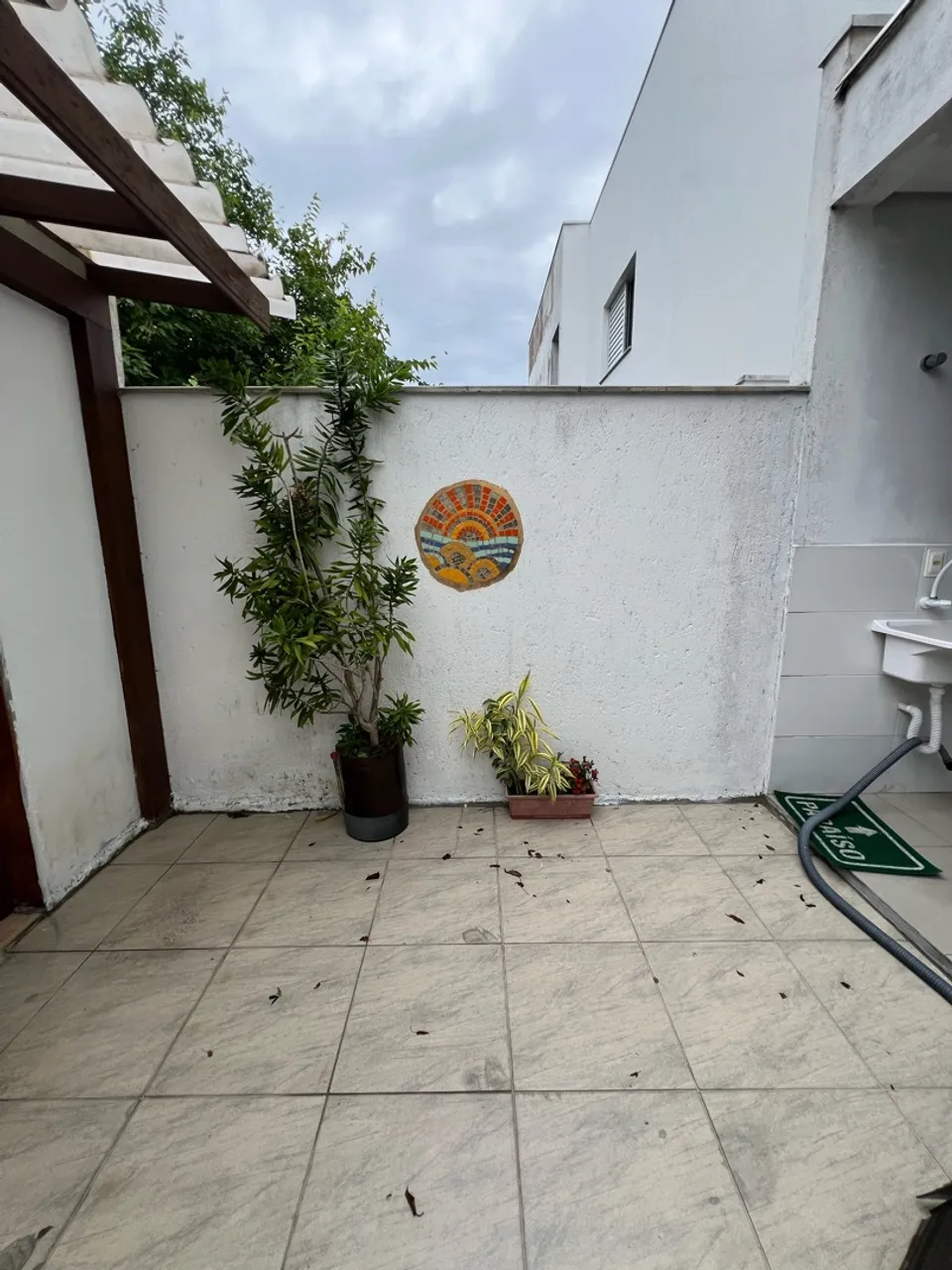 Balcony with a grill in a 2-bedroom house, 120 m² — photo 15