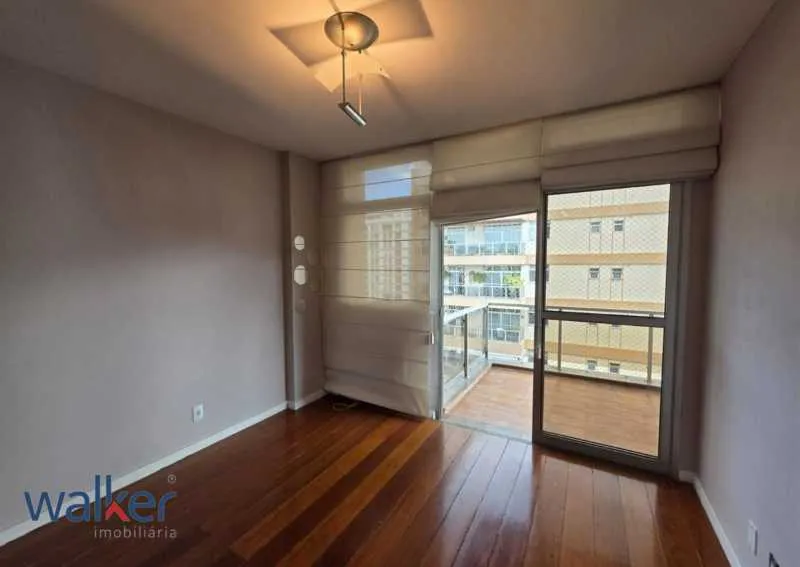 Balcony with a grill in a 3-bedroom apartment, 120 m² — photo 13