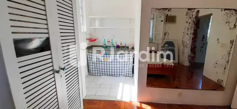 Residential house with a closed kitchen and gas stove — photo 7