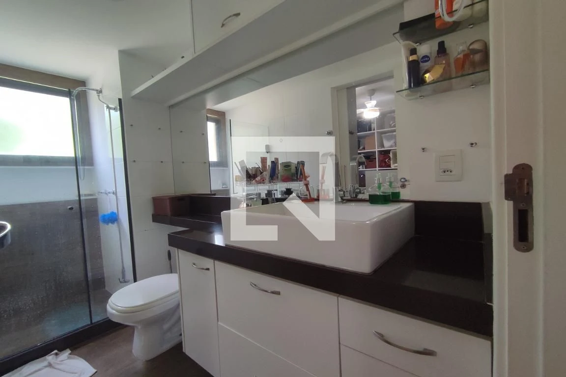 Apartamento de 89 m² com janelas do piso ao teto e closet — photo 52