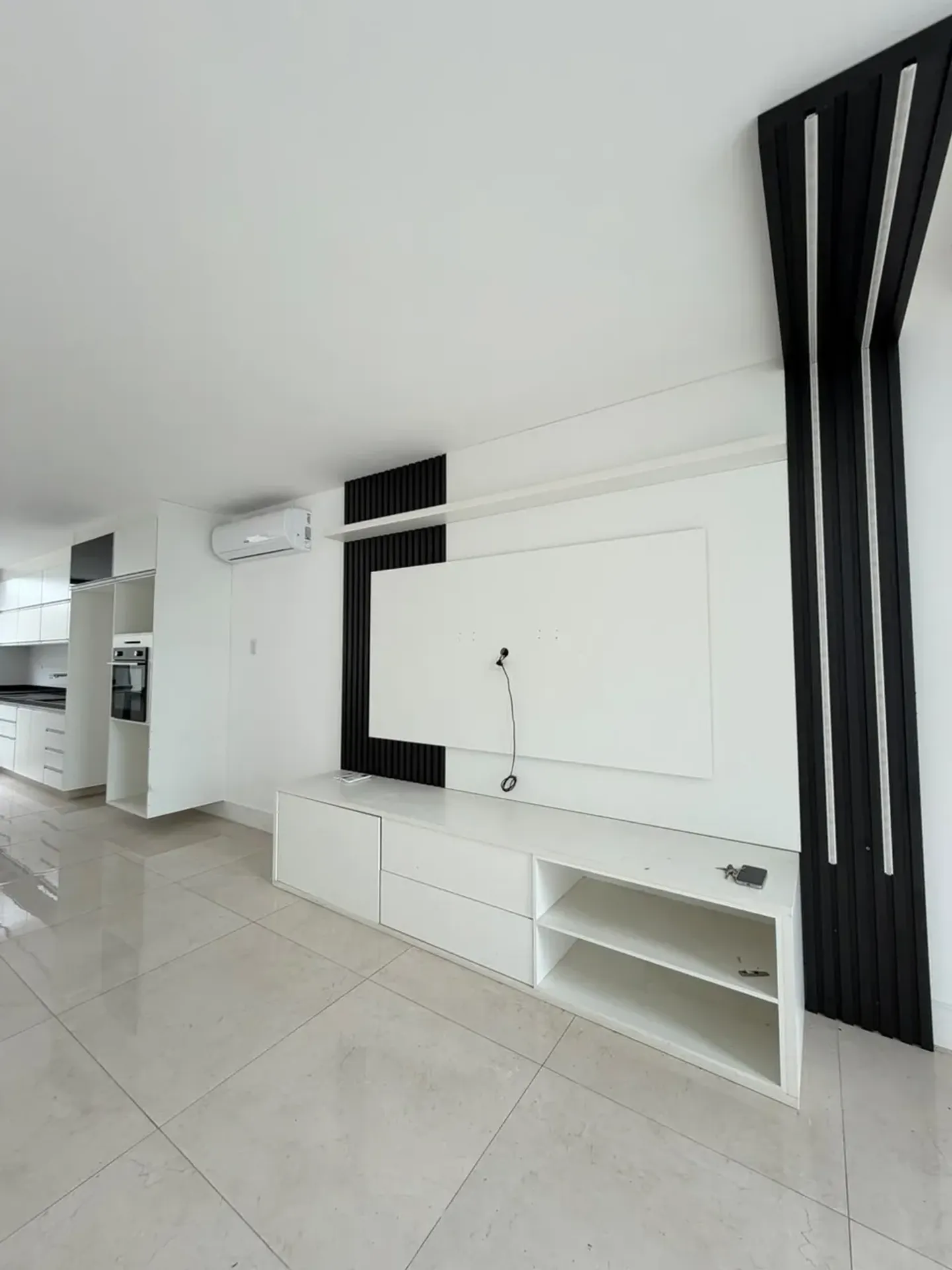 House, 370 m², with floor-to-ceiling windows — photo 2