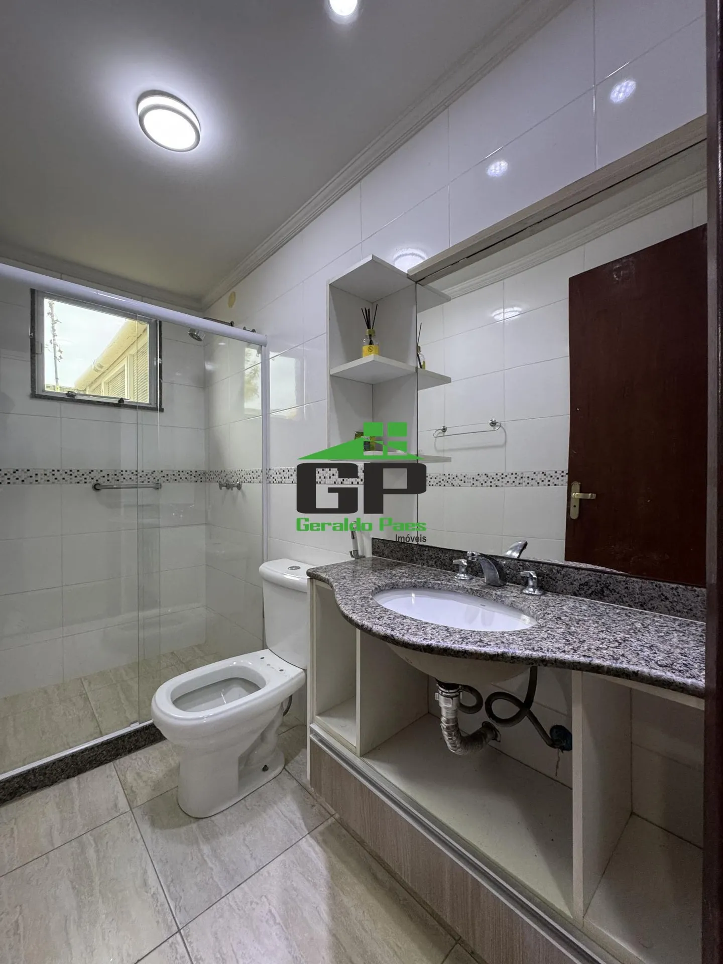 Casa com 5 quartos e 5 banheiros, cozinha fechada — photo 35
