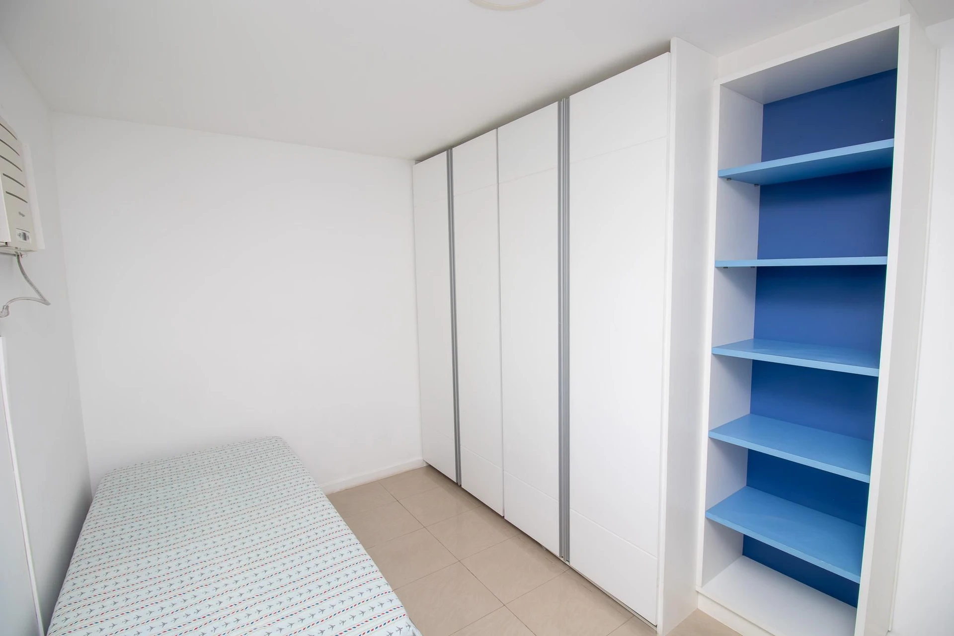 3-bedroom apartment with a glass-enclosed balcony — photo 3