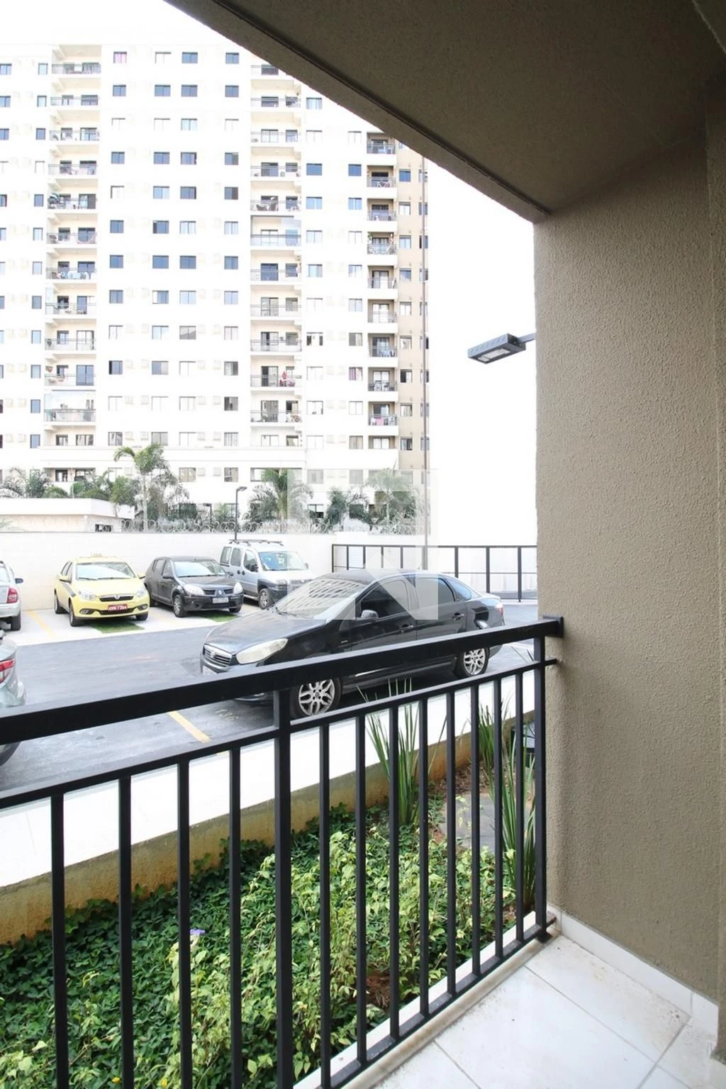Apartamento com 2 quartos e banheiro com banheira