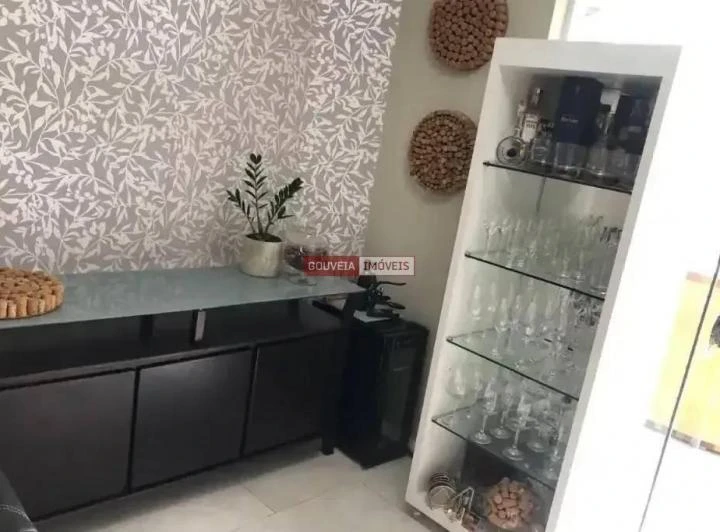 Triplex townhouse with 4 bedrooms, 1 en-suite, 5 parking