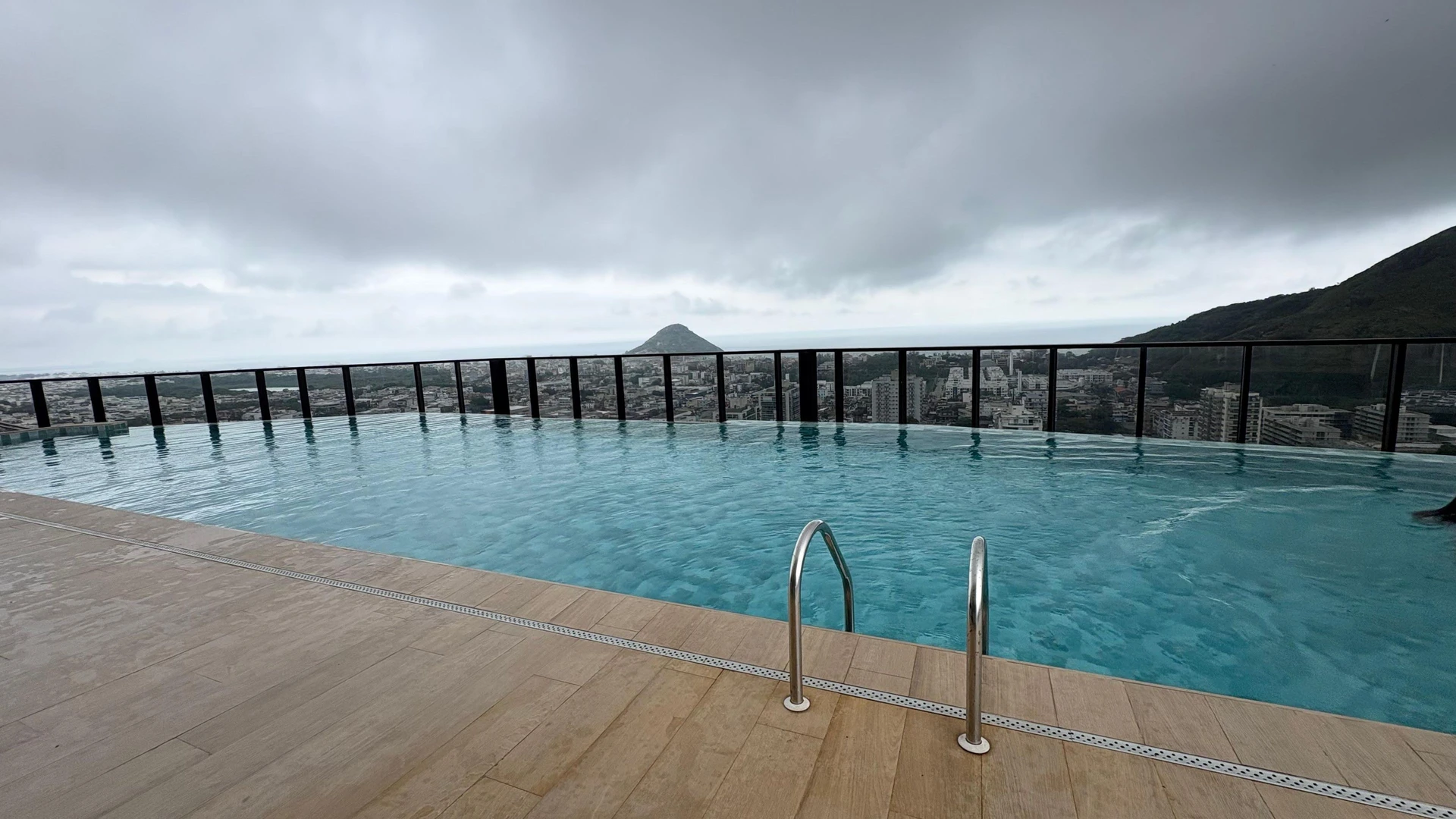 2-bedroom apartment with a mountain view in Rio de Janeiro — photo 17