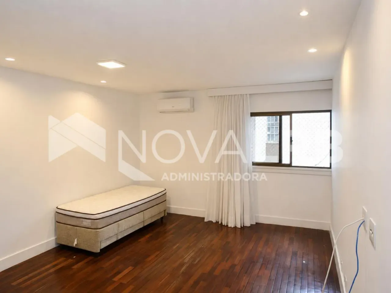 4-bedroom apartment with enclosed glass balcony — photo 34