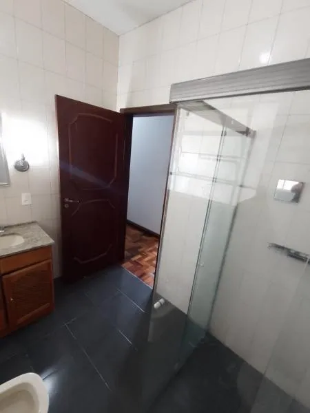 Bathtub in a 5-bedroom house, 250 m² — photo 43