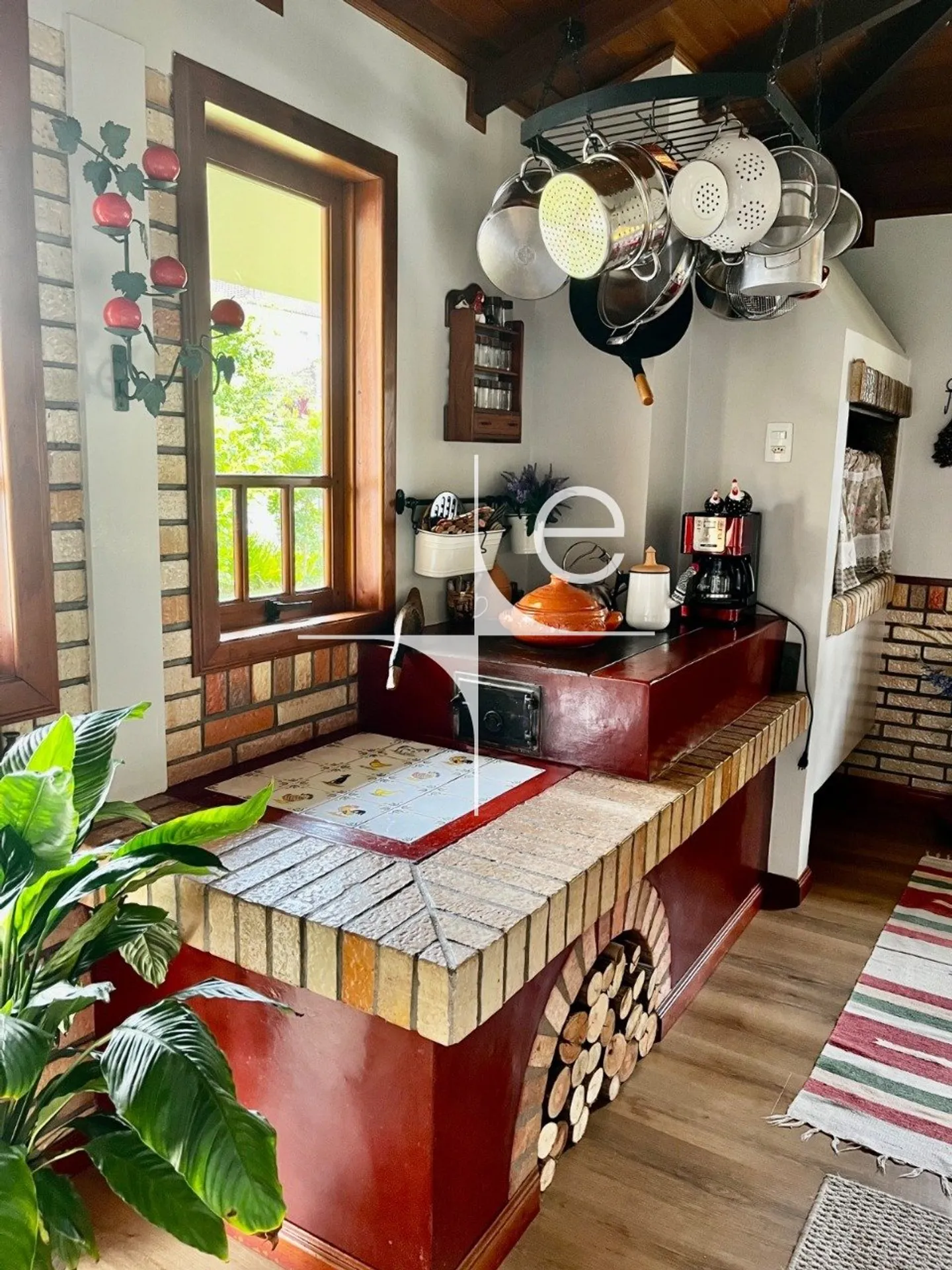 Furnished 4-bedroom house with private garden