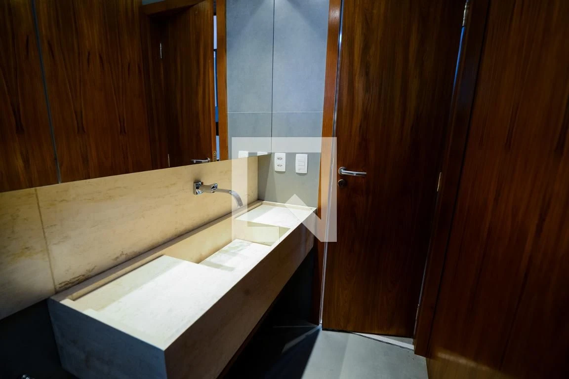 Furnished 4-bedroom apartment with 4 bathrooms — photo 3