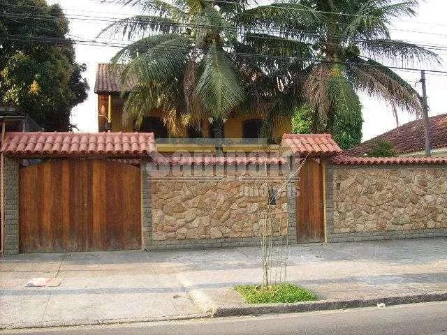 4-bedroom house with 2 bathrooms and a balcony grill — photo 2