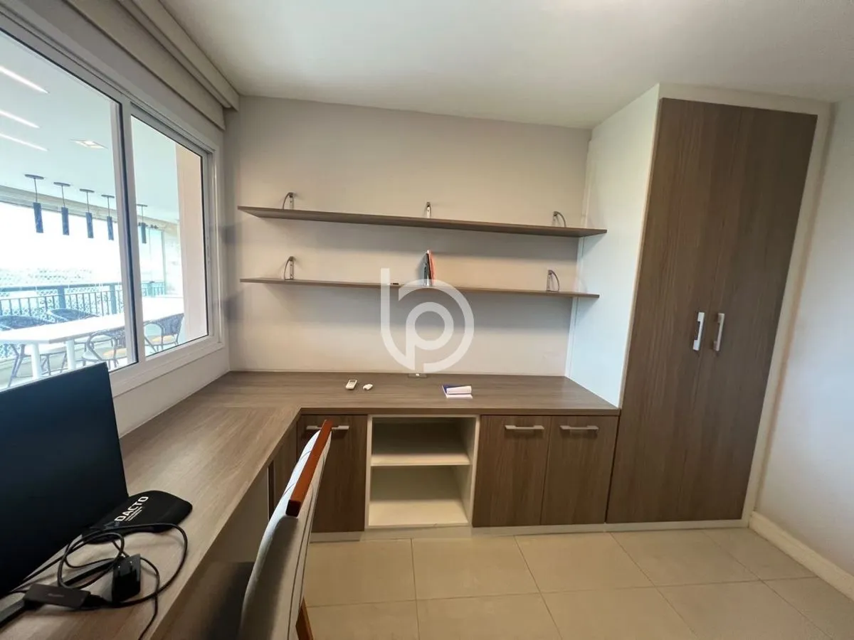 Balcony with a grill in a 4-bedroom apartment, 170 m² — photo 12