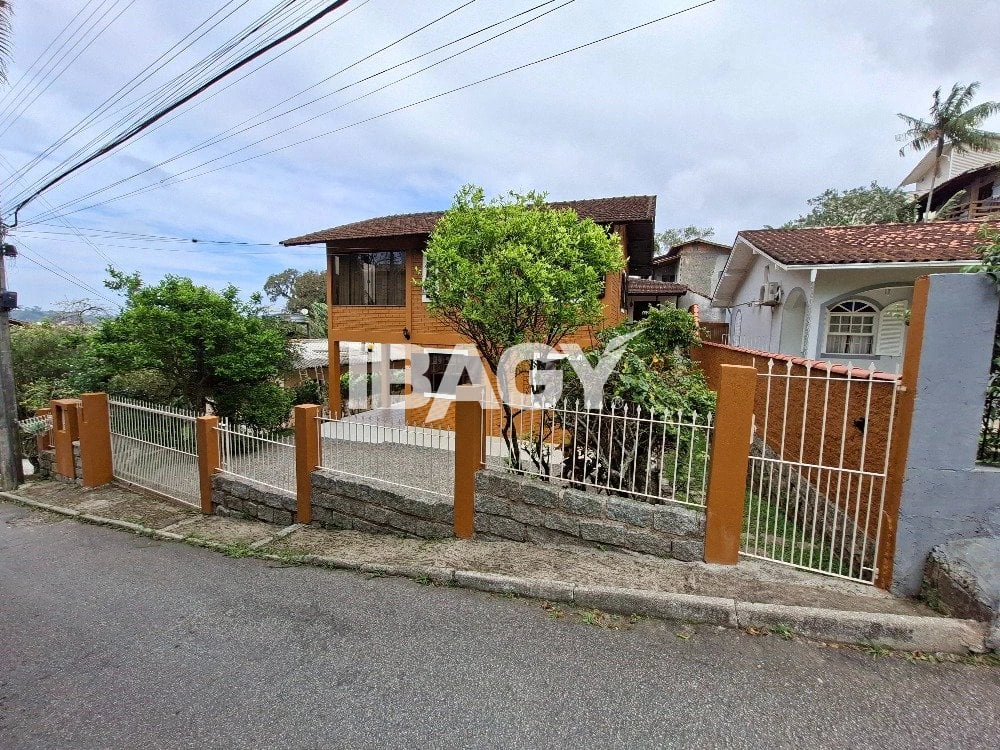 House with 3 bedrooms and a dedicated laundry area — photo 23