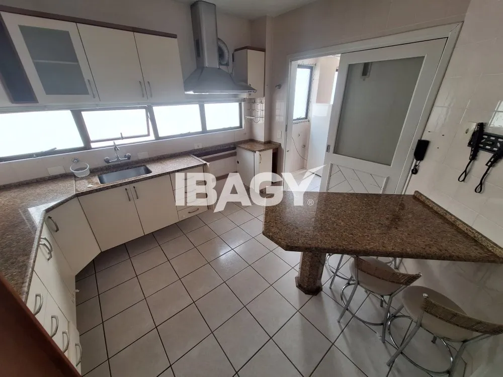 170 m² unfurnished apartment with 3 bedrooms and suite — photo 2