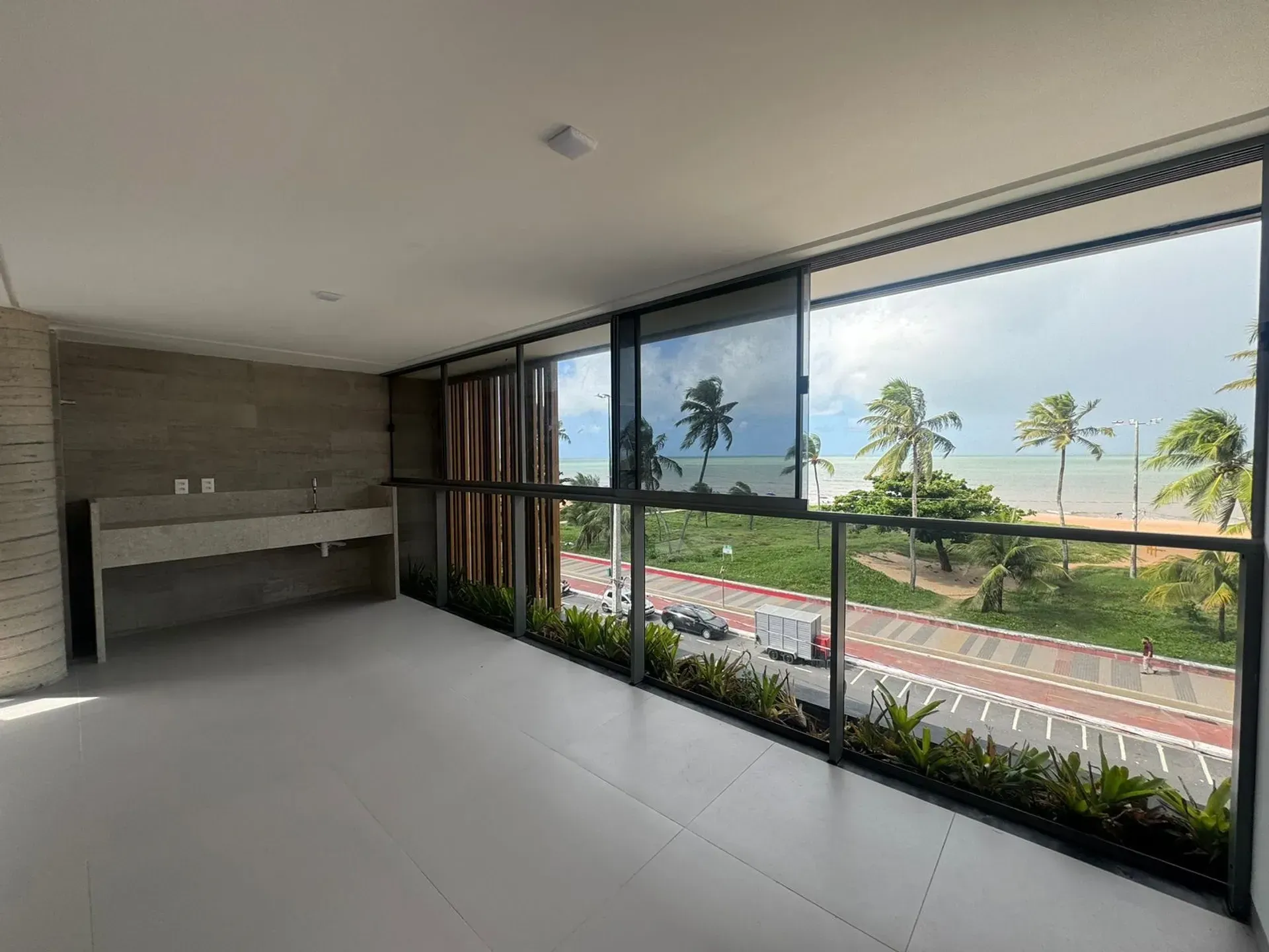 Apartment with 3 en-suites and floor-to-ceiling balcony windows