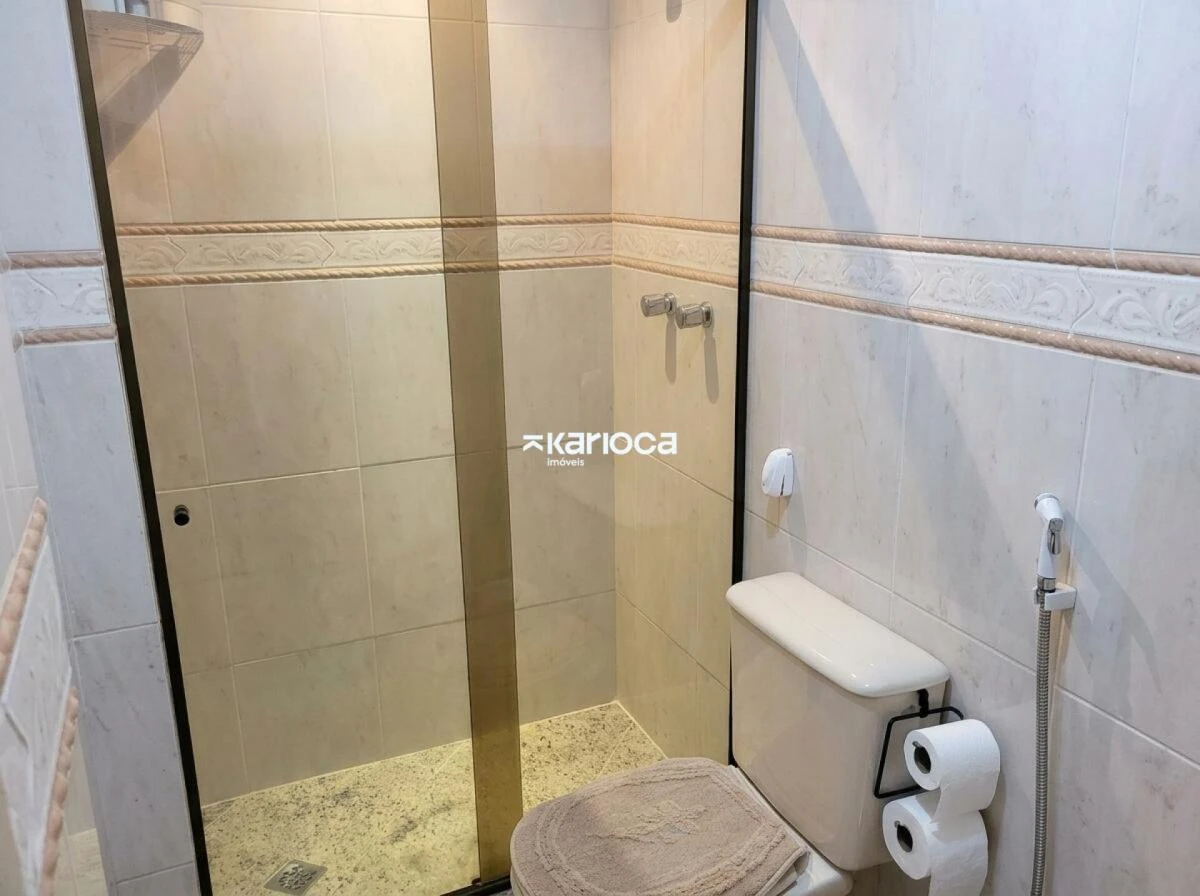 Glass-enclosed balcony in a one-bedroom apartment, 52 m² — photo 12