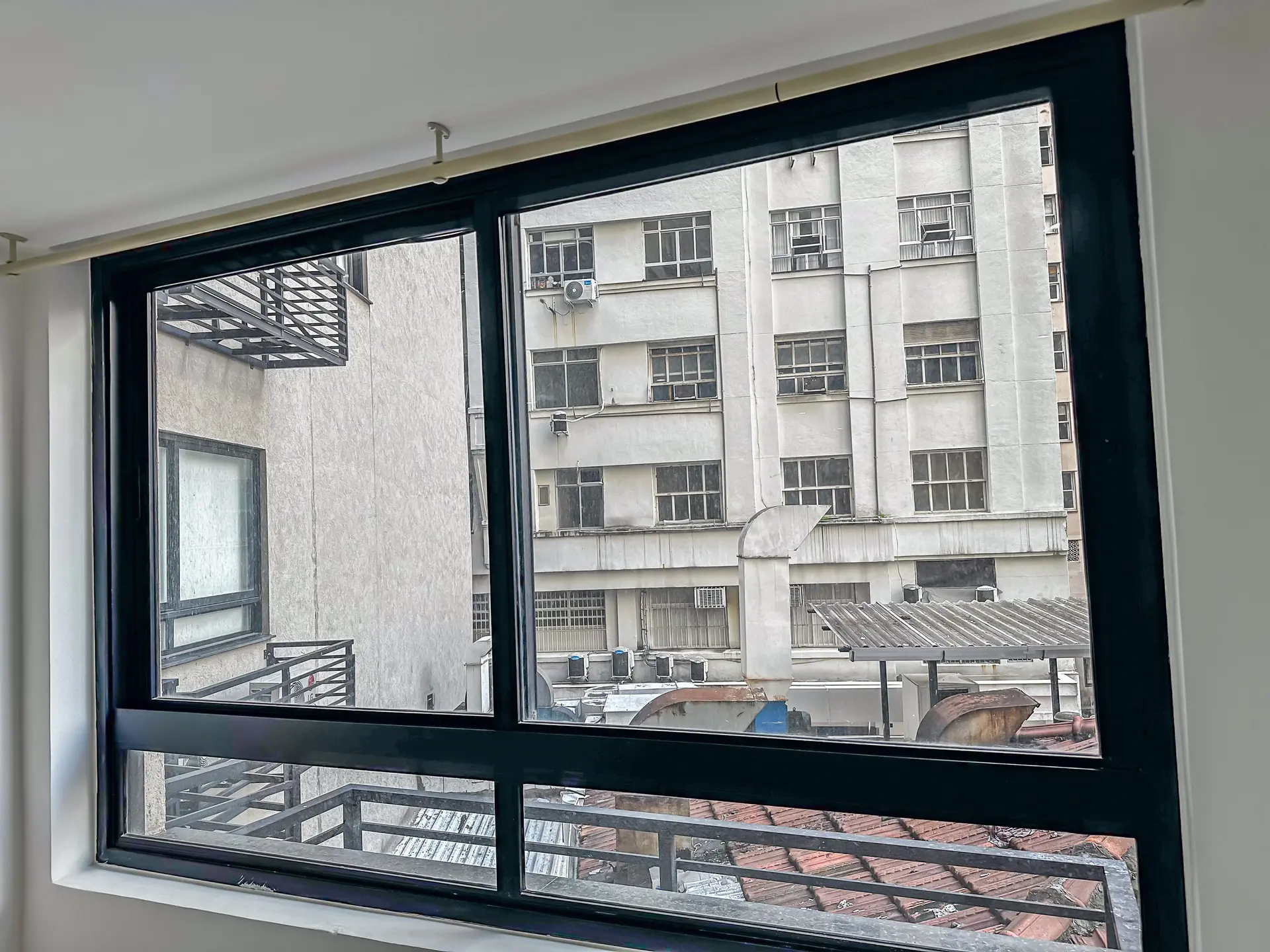 Kitnet mobiliada com box de vidro e chuveiro elétrico — photo 25