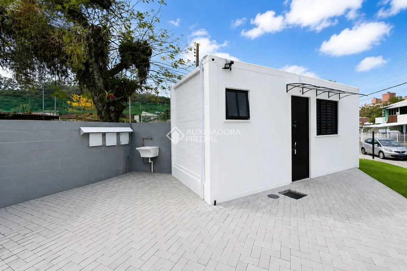 1-bedroom apartment with a compact kitchenette and 20 m² — photo 2