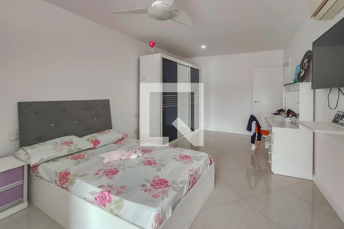 460 m² house with a water view and a private pool — photo 19