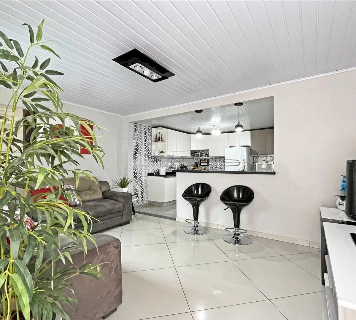 Balcony with a grill in a one-bedroom house, 40 m²