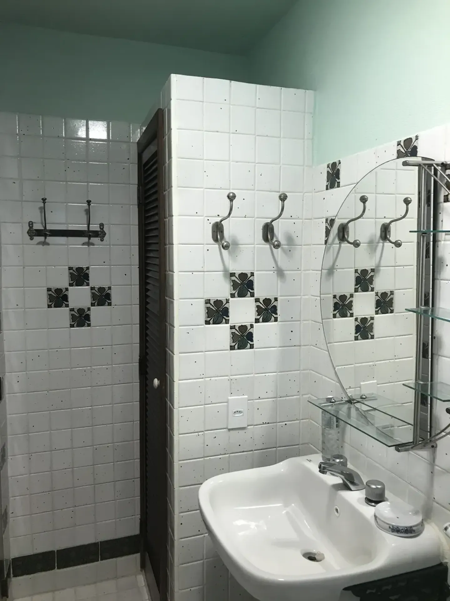 One-bedroom apartment in a building with a pool — photo 9