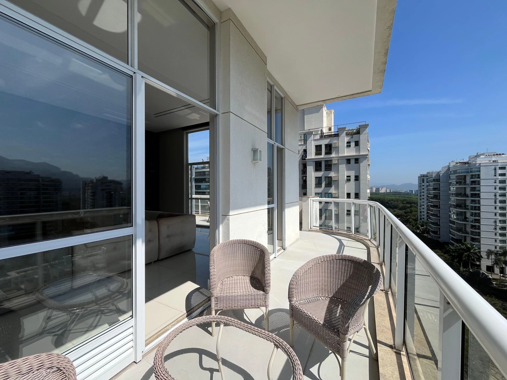 One-bedroom apartment with floor-to-ceiling windows — photo 35