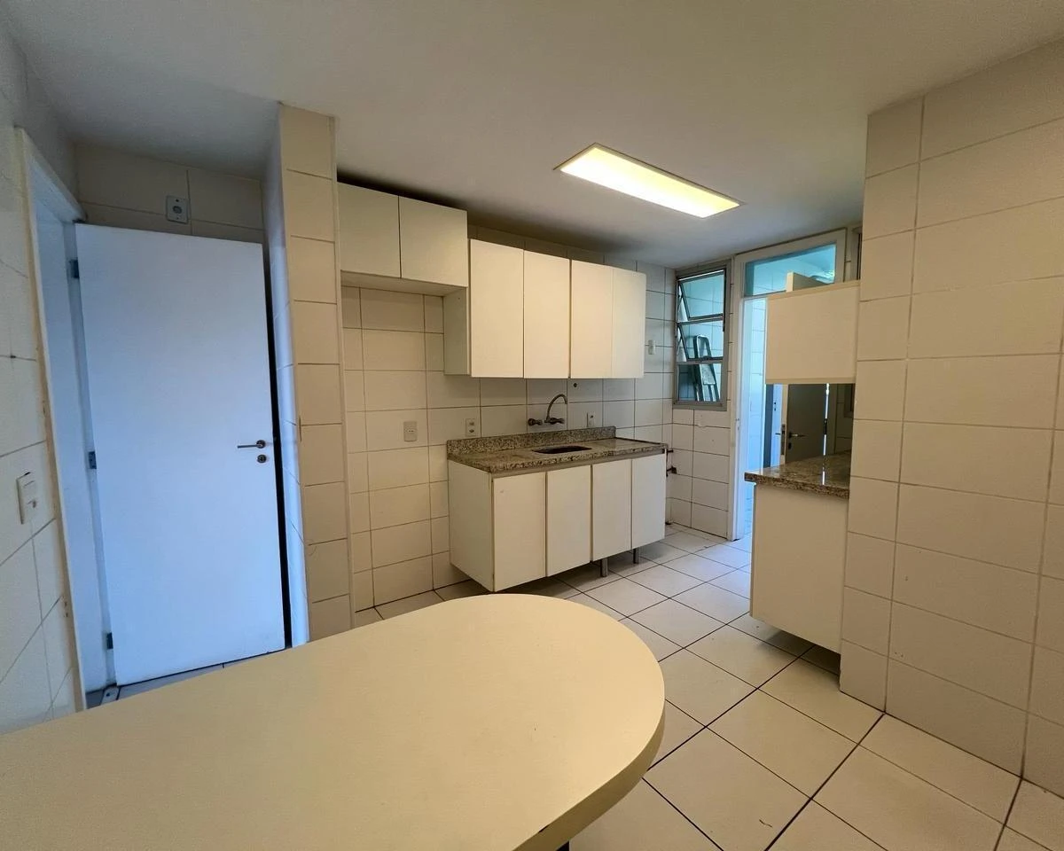 Apartamento de 200 m² com 4 quartos, 4 banheiros e 2 vagas — photo 9