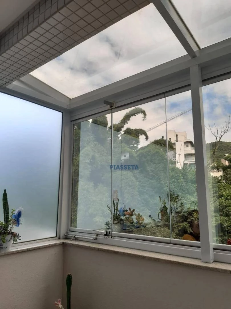 3-bedroom apartment in a building with a pool — photo 29