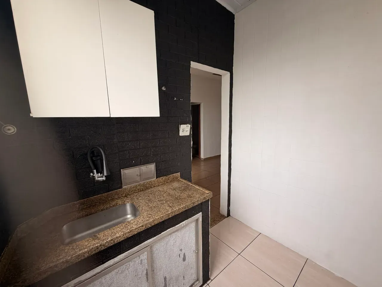 2-bedroom apartment with 1 bathroom and glass shower — photo 2