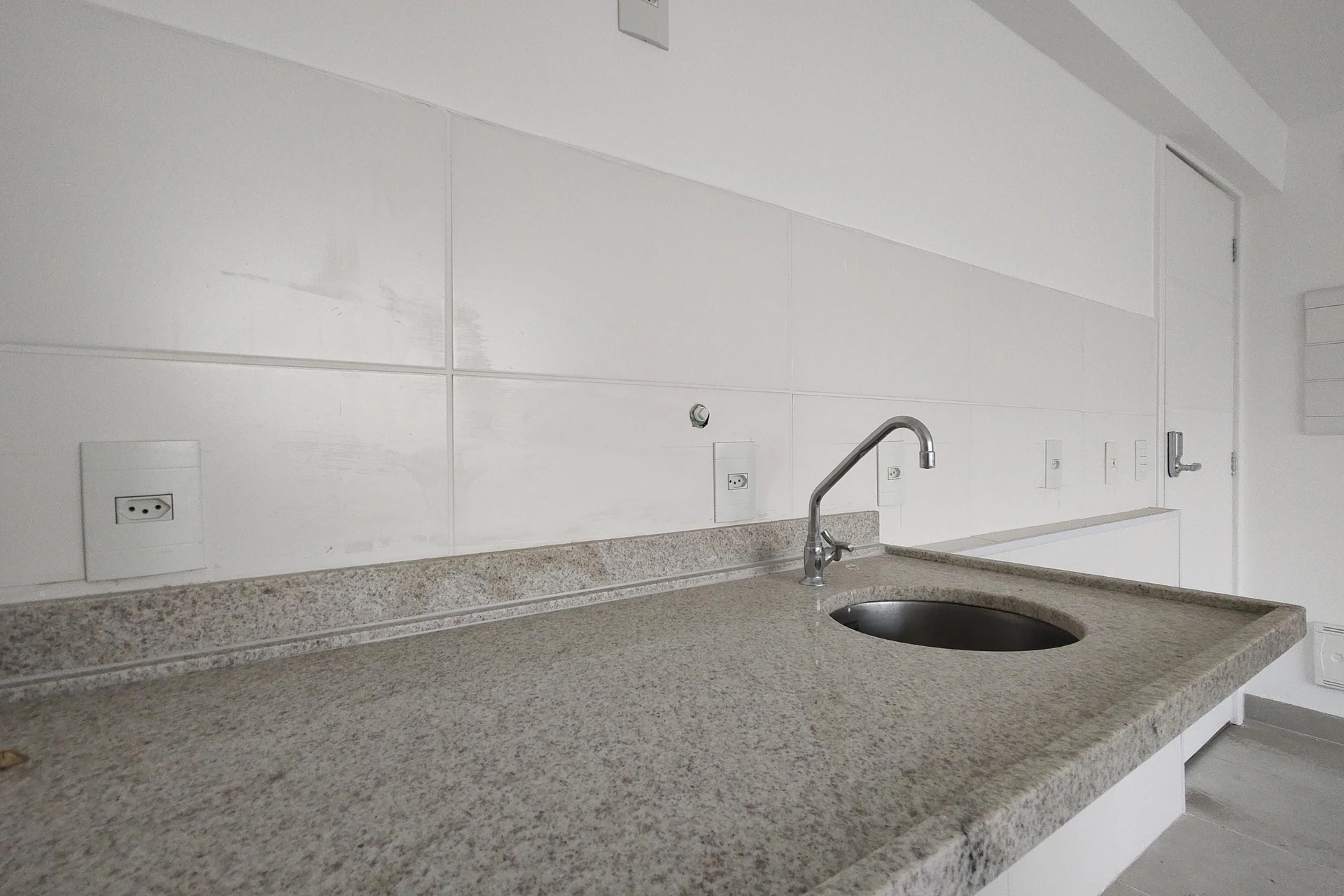 1-bedroom apartment with an open-plan kitchen and parking — photo 10