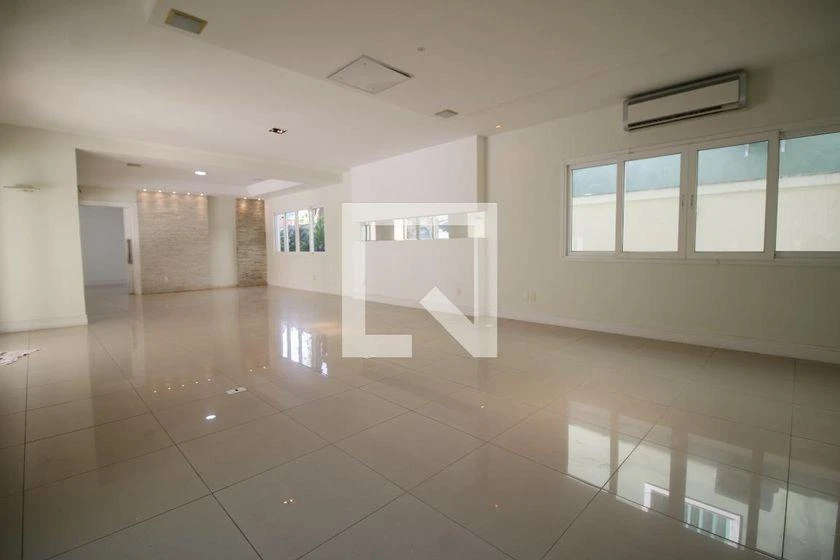 House with 4 en-suite bedrooms and 597 m², 4 parking — photo 13