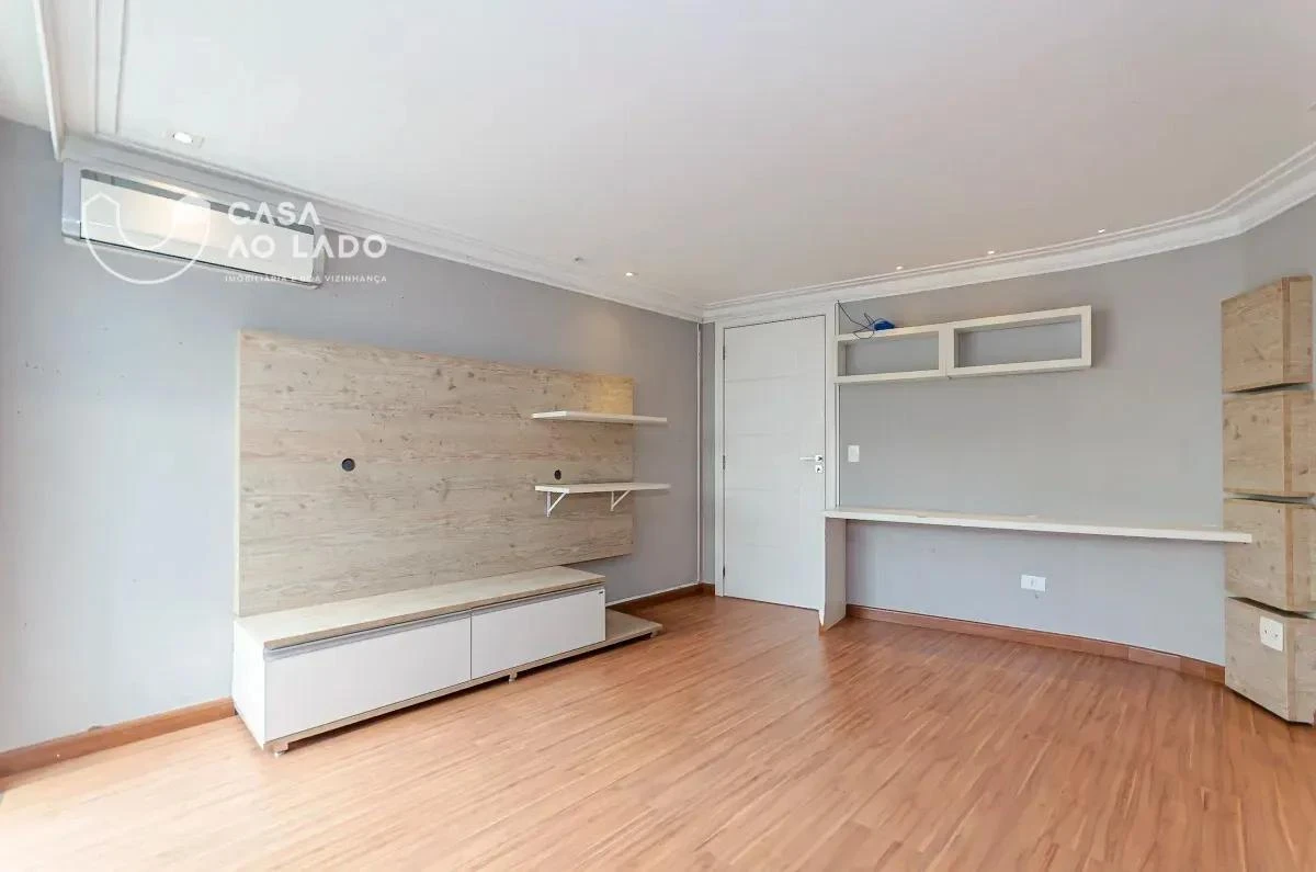 Balcony with a grill in a 3-bedroom house, 264 m² — photo 34