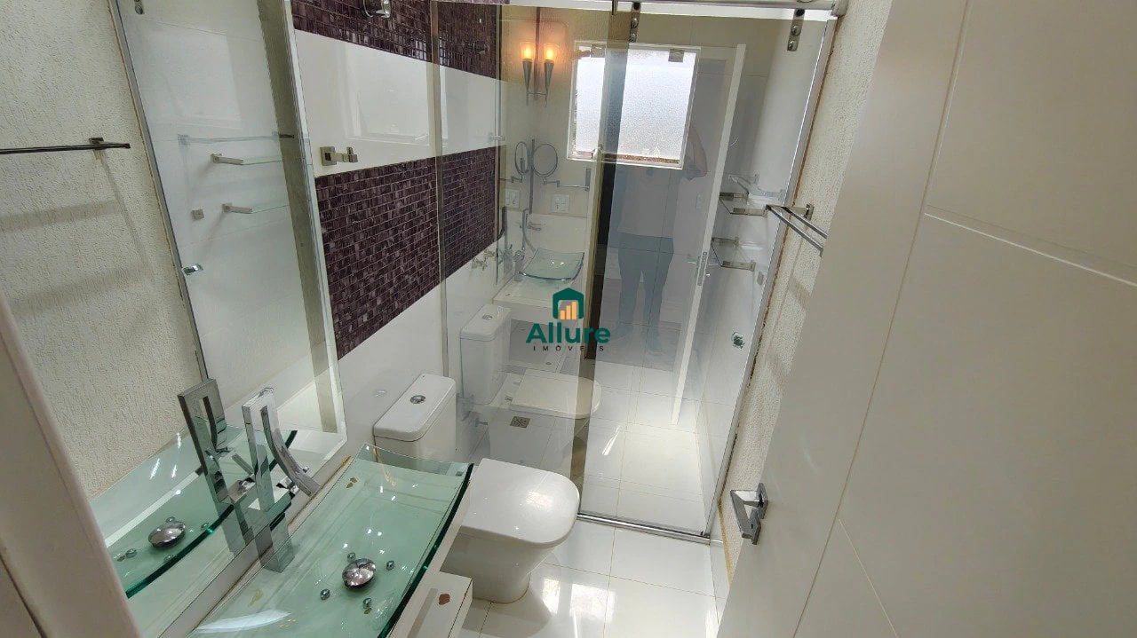 Bathtub in a 3-bedroom house, 181 m² — photo 19