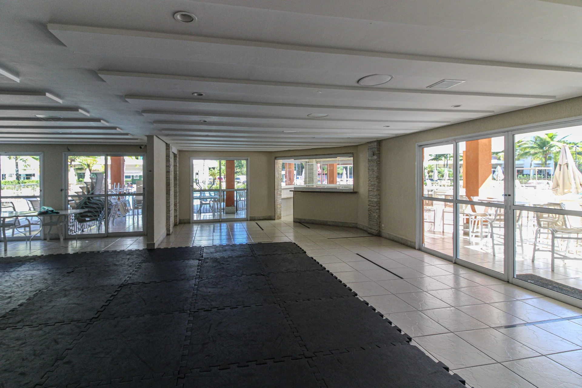 Glass-enclosed balcony in a 3-bedroom apartment, 96 m² — photo 52