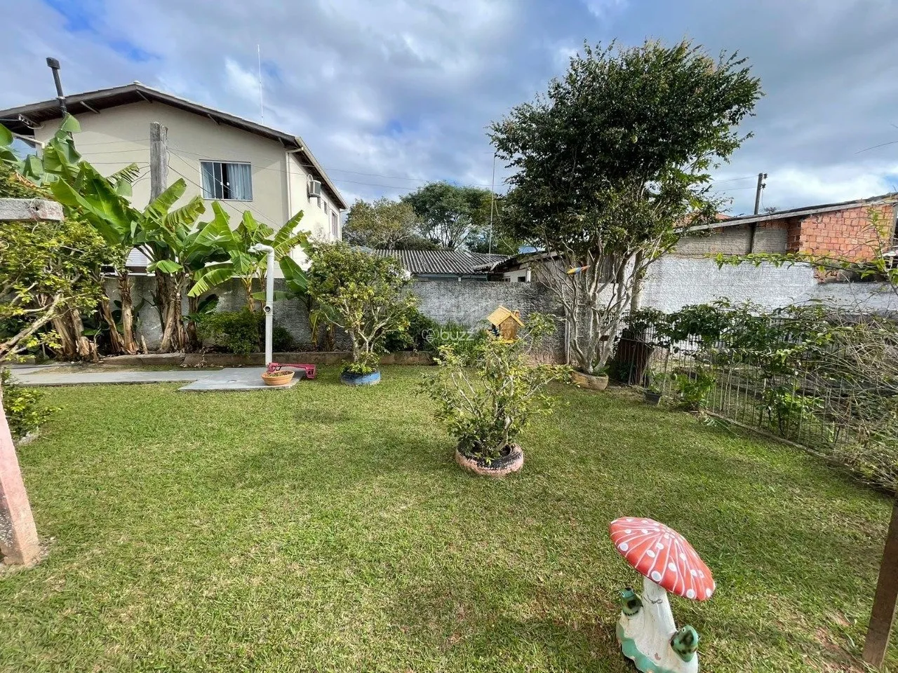 House with 5 bedrooms, 3 bathrooms and a private garden — photo 23