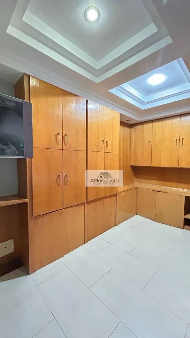4-bedroom apartment in a building with a pool — photo 39
