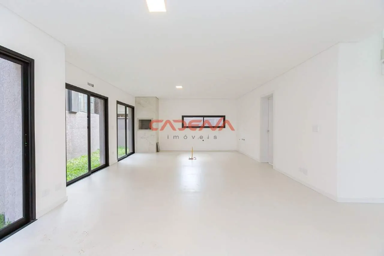 Balcony with a grill in a 3-bedroom house, 128 m² — photo 4