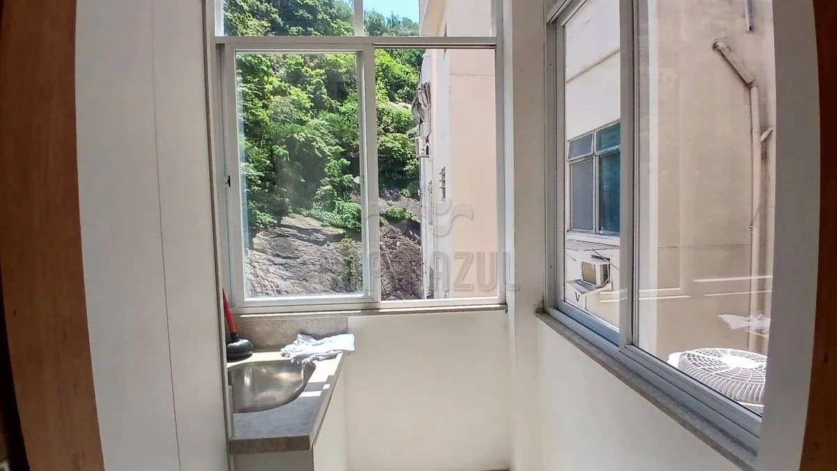 One-bedroom apartment with a mountain view in Rio de Janeiro — photo 32
