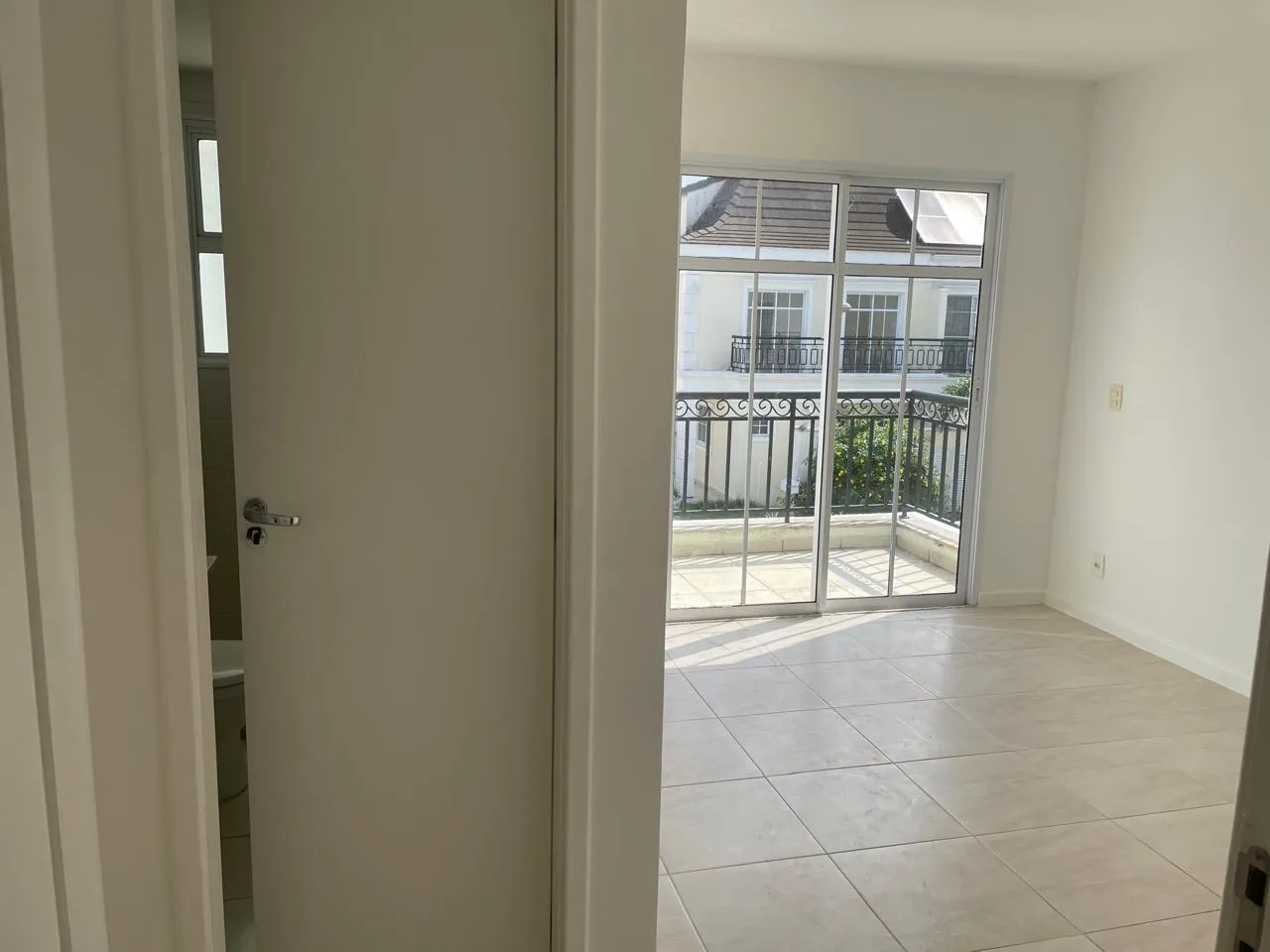 House with 5 bedrooms and 4 bathrooms, closed kitchen — photo 3