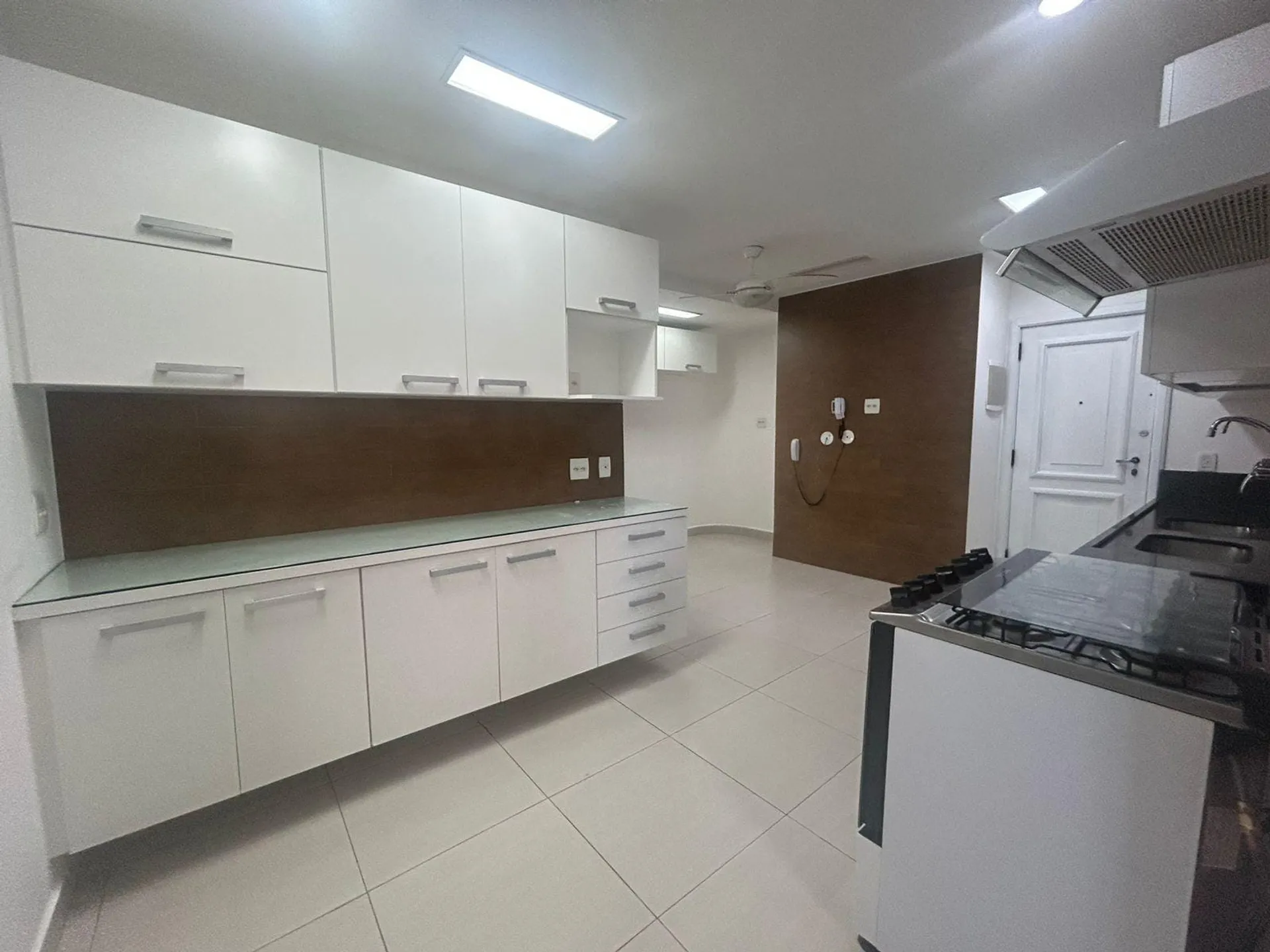 Apartment with 4 bedrooms and an enclosed balcony — photo 21