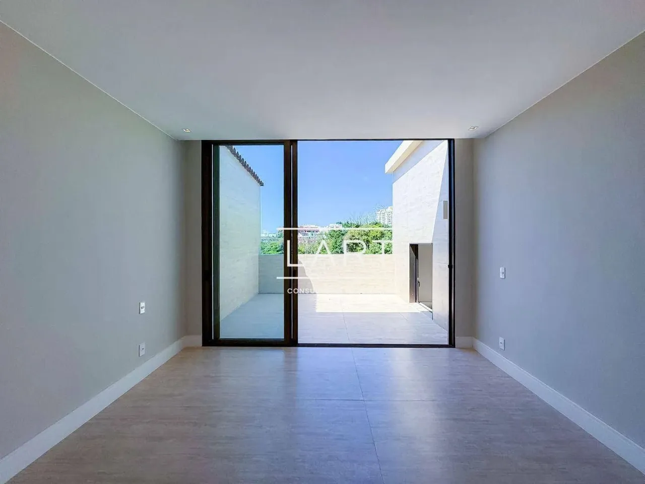 Apartamento com 4 dormitórios e varanda de vidro — photo 12